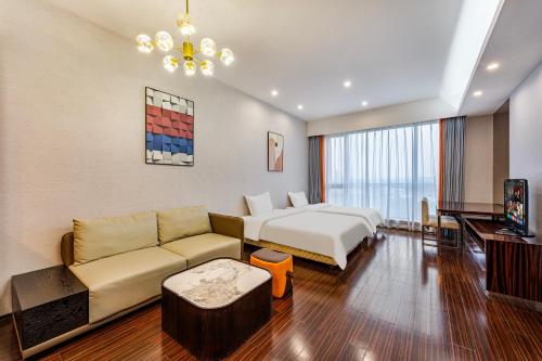 Silin Residence Poly World Trading Center Room Type - Deluxe Suite (3 Adults)