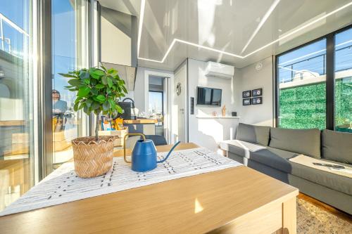Facilities, The Homeboat Company Sant'Elmo-Cagliari in Elia