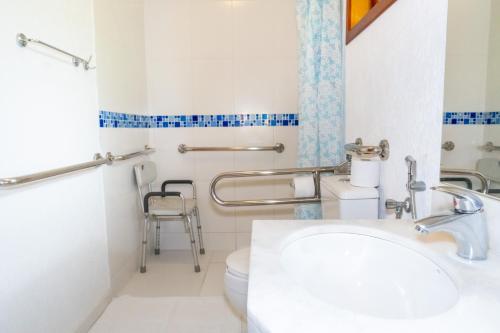 Queen Room - Disability Access image 3
