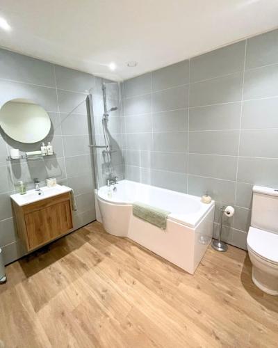 Bathroom, Otter's Pool Studio Apartment at Galwad Y Mor in Cardigan