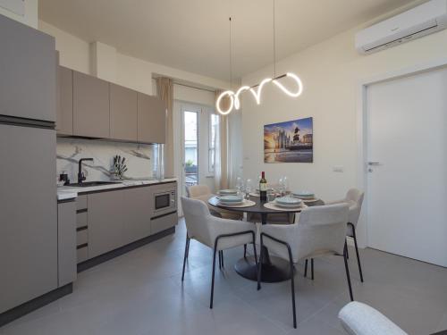 Spacious 2BDR with balcony Arco-Sempione Area, by Rentopolis, Milán