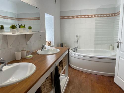 Vannas istaba, Maison calme - Rue piétonne - Ardeche - ViaRhona - Dolce Via (Maison calme - Rue pietonne - Ardeche - ViaRhona - Dolce Via) in Saint-Laurent-du-Pape