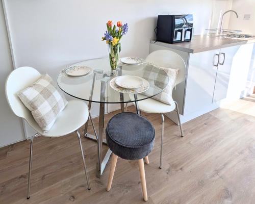 Kitchen, Otter's Pool Studio Apartment at Galwad Y Mor in Cardigan