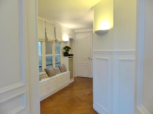 Marvellous Sunbathed 3BR at the heart of Paris - image 7
