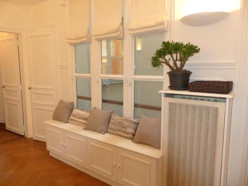 Marvellous Sunbathed 3BR at the heart of Paris - image 8