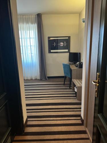 Jet Hotel - image 7