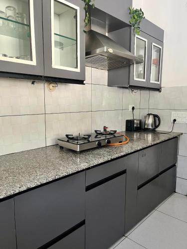 Kitchen, AruBhi Cottage in Jhajra
