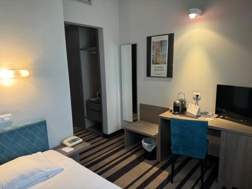 Jet Hotel - image 13