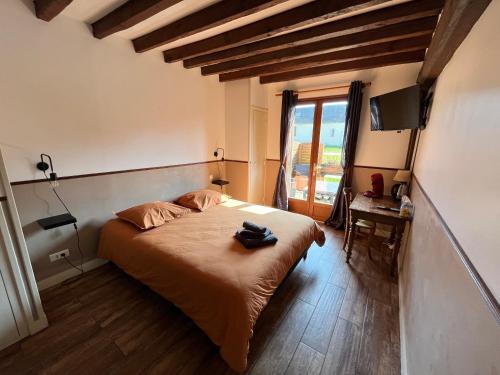 1 double bed, 1 twin bed