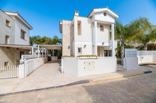 Villa with Private Pool image 8