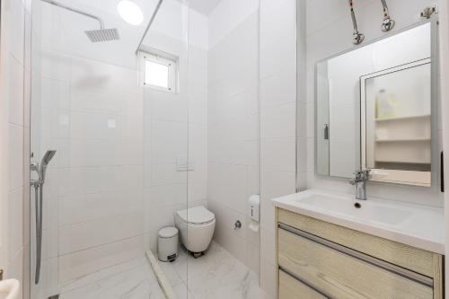 Exelent BnB Modern Apartment in Blloku Center with Fast WiFi - Gold Home, Tirana (photo 4)