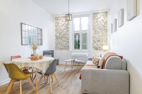 Old town Antibes Superb new flat, for 3, AC, Wi-Fi