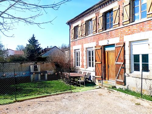 Magnifique bâtisse champenoise, jardins, billards, parking gîte à louer Écury-sur-Coole