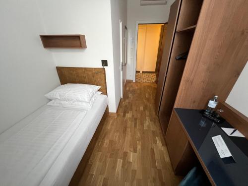 Standard Single Room image 5