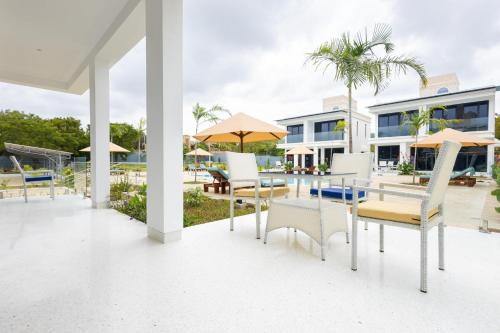 Suite with Pool View image 6