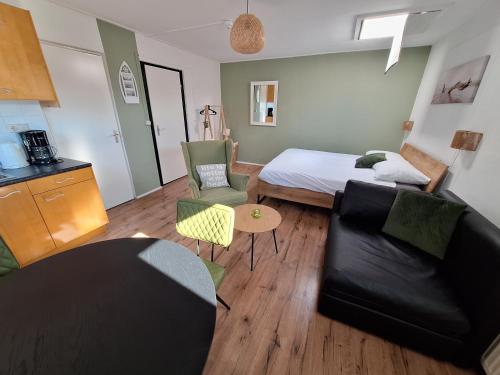 Studio (2 Adults) - Second Floor image 10