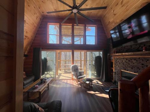 Cabin in the treetops! in แลนเคสเตอร์ (OH)