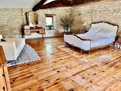 Greengates Lavender Cottage Beautiful rural French home Hot tub Heated pool gîte à louer Chives