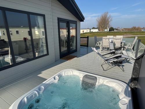 Lodge with hot tub - Waterside, Ingoldmells - pet friendly, WiFi, bed linen - Meadow Lakes Caravan & Lodge Hire