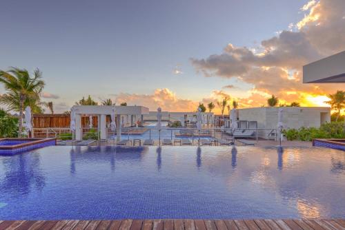 La Amada Residences Private Beach Getaway with Pools & Gym, Cancún