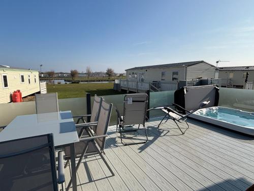Lodge with hot tub - Waterside, Ingoldmells - pet friendly, WiFi, bed linen - Meadow Lakes Caravan & Lodge Hire, Ingoldmells (foto 3)