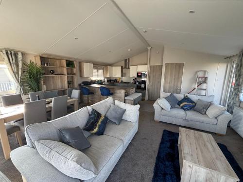 Lodge with hot tub - Waterside, Ingoldmells - pet friendly, WiFi, bed linen - Meadow Lakes Caravan & Lodge Hire, Ingoldmells (foto 4)