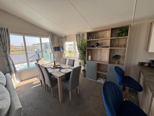 Lodge with hot tub - Waterside, Ingoldmells - pet friendly, WiFi, bed linen - Meadow Lakes Caravan & Lodge Hire, Ingoldmells (foto 6)