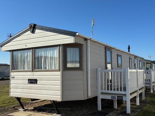 Sherwood 429 - Golden Palm - Sleeps 10 - 4 bedrooms 2 double rooms, 2 toilets, WiFi, central heating, bed linen - Meadow Lakes Caravan & Lodge Hire