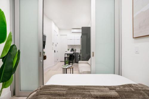317-1B Modern 1Br UES W D - image 2