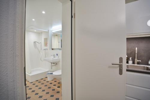 Cozy City Center, 4 Bedroom, New Kitchen, 120sq, 5min walk to Main Station, Basilea (foto 10)