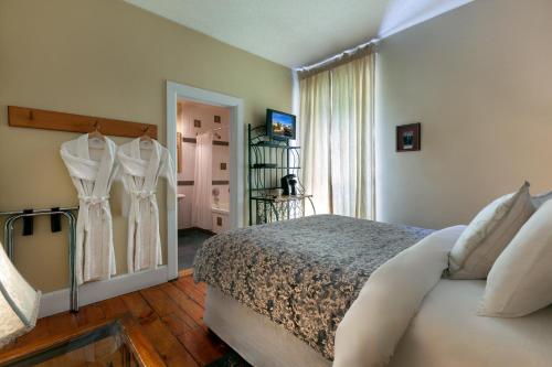 Queen Room with Garden View