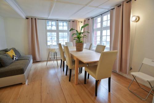 Cozy City Center, 4 Bedroom, New Kitchen, 120sq, 5min walk to Main Station, Basilea (foto 3)