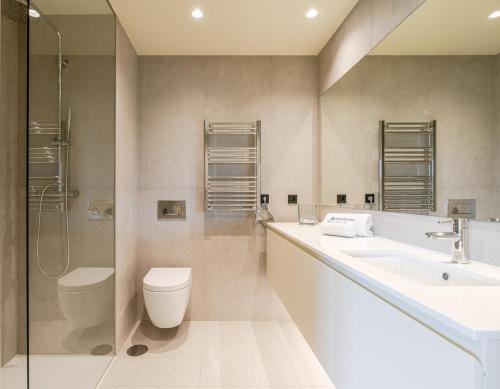 HostWise - Stylish Flat with Terrace & Garage, Oporto (foto 6)