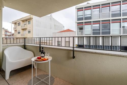 Exterior view, HostWise - Stylish Flat with Terrace & Garage in Aldobar