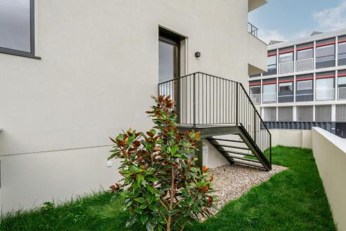 Exterior view, HostWise - Stylish Flat with Terrace & Garage in Aldobar