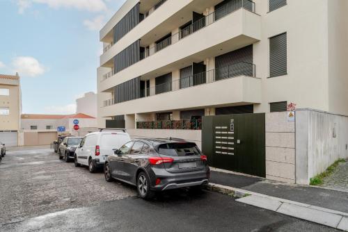 Exterior view, HostWise - Stylish Flat with Terrace & Garage in Aldobar