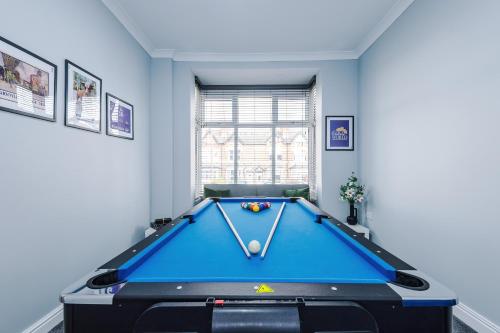 Spacious 4 Bed in Birmingham by 53 Degrees Property, Ideal for Business or Families, Games Room!