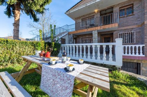 Casa Villa Maria, Canales