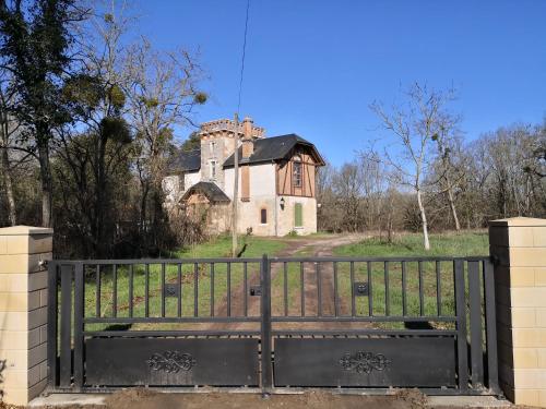 Domaine de l'Ile: Maison historique avec piscine et Wi-Fi - FR-1-586-57 in Boulleret