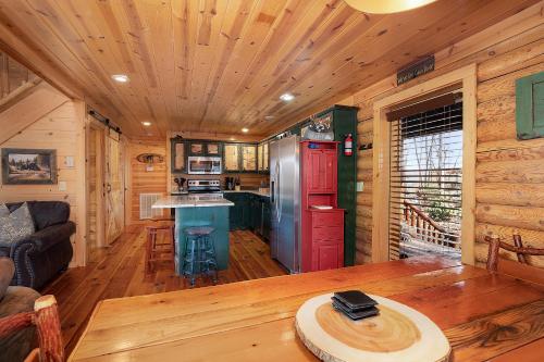 Whippoorwill Calling - North Georgia Cabin in Mineral Bluff, USA