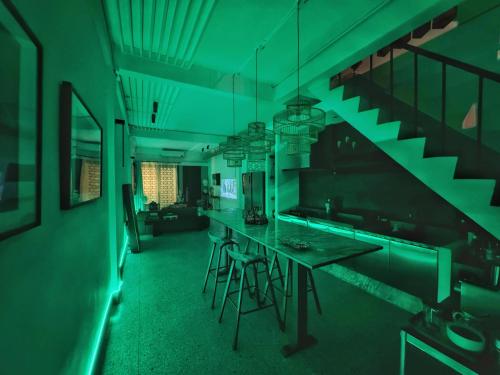 Siri -  A Designer 3-Story Townhouse near BTS - image 9