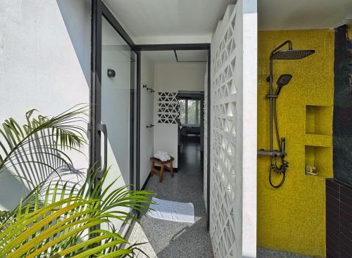 Siri -  A Designer 3-Story Townhouse near BTS - image 8