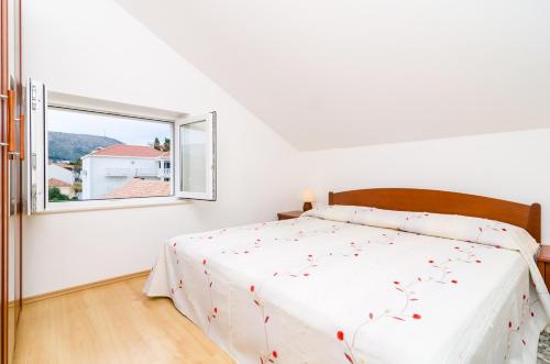 Modern apartment in Dubrovnik, 54 m² with sea and garden view