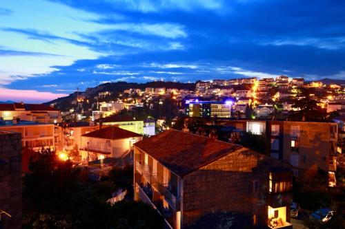 Modern apartment in Dubrovnik, 54 m² with sea and garden view