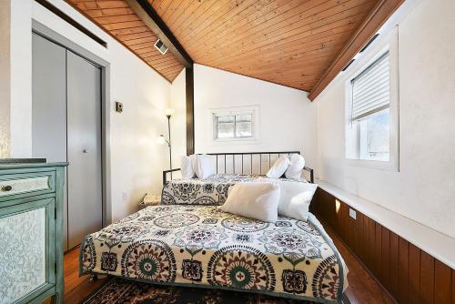 Ideal For Big Groups and Family Retreats! Sleeps 17 Ideal For Big Groups and Family Retreats! Sleeps 17