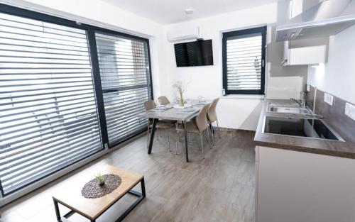 Apartments Sunrise Banovci in บานอฟชี