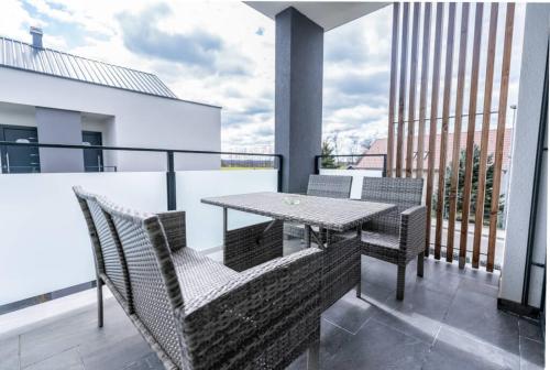 Apartments Sunrise Banovci in บานอฟชี