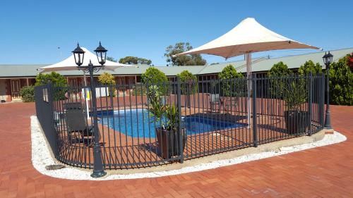 Swimming pool, Gateway Motor Inn - Self Check-In in Broken Hill