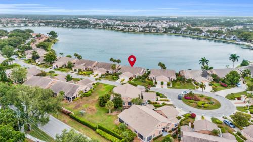 Lake View Villa with a 1 Car Garage 2 Bedrooms in Lakeside of Naples Fl