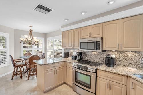 Lake View Villa with a 1 Car Garage 2 Bedrooms in Lakeside of Naples Fl